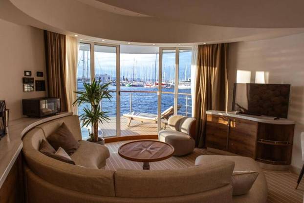 FOTO Jeste li vidjeli plutajuću vilu u Splitu? Pogledajte kakav vas luksuz očekuje unutra