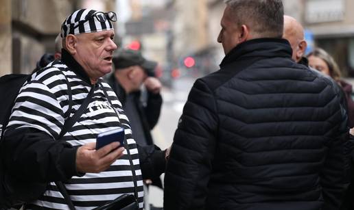 Keleminec s ekipom bio ispred sredi&scaron;njice HDZ-a: Obukao se u zatvorenika, pu&scaron;tali Thompsona