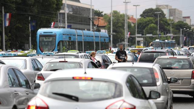 Prometni kaos u Zagrebu: Taksisti blokirali Vukovarsku