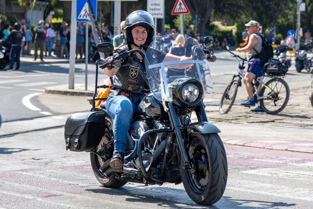 Nekoliko tisuća vlasnika Harley Davidsona prolazi kroz Pulu u defileu
