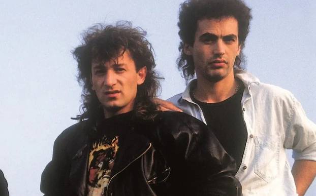 FOTO Jedna fudbalerka, a nas dvoje! Prepoznajete li pjevače bujnih kosa iz vaše mladosti?