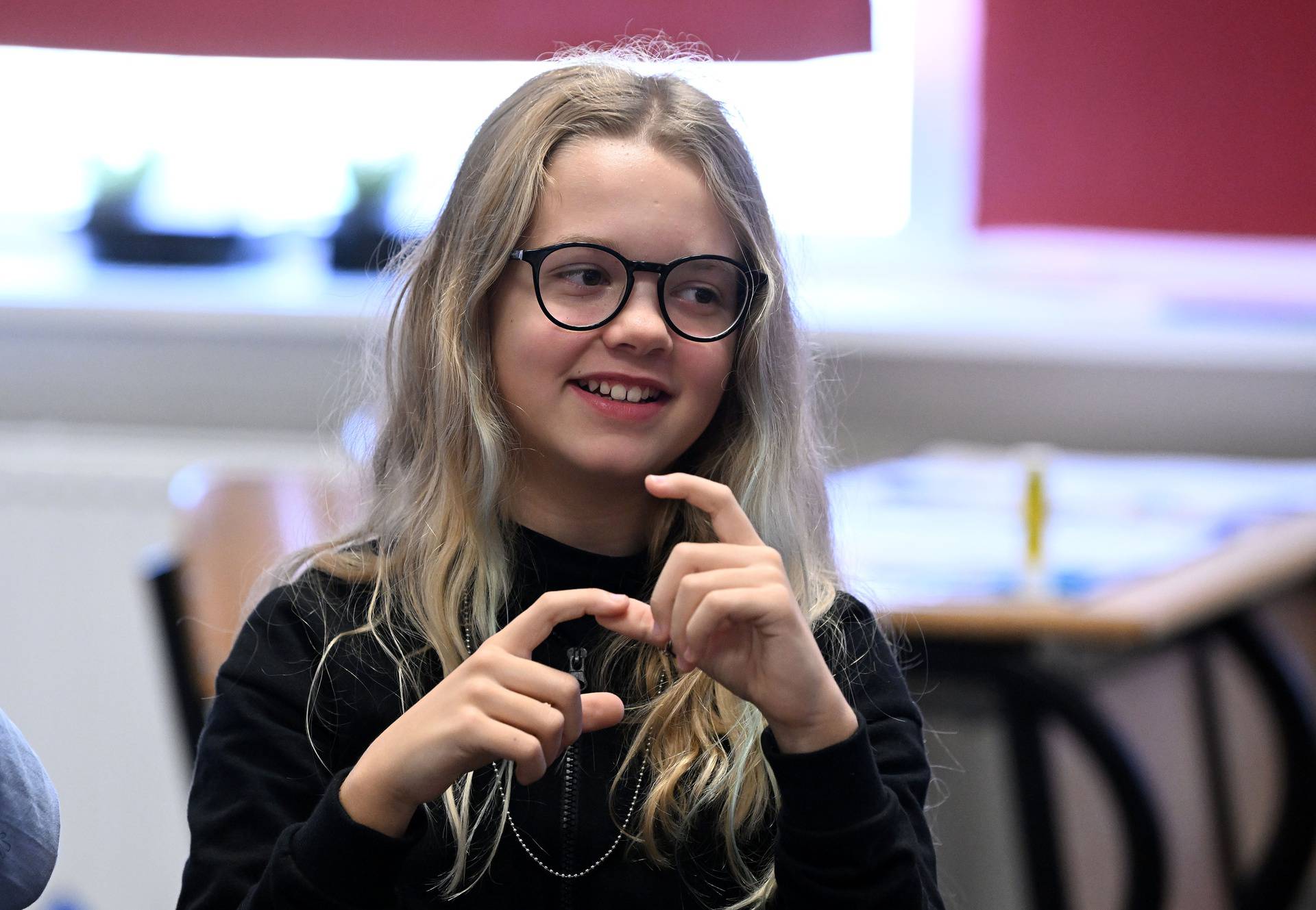 Zagreb: Djevojčica Noela Vincek nastavu prati uz pomoć prevoditeljice znakovnog jezika 