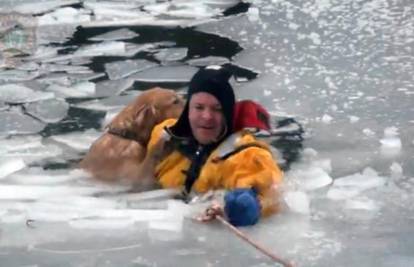Vatrogasac skočio u zaleđenu rijeku da spasi psa