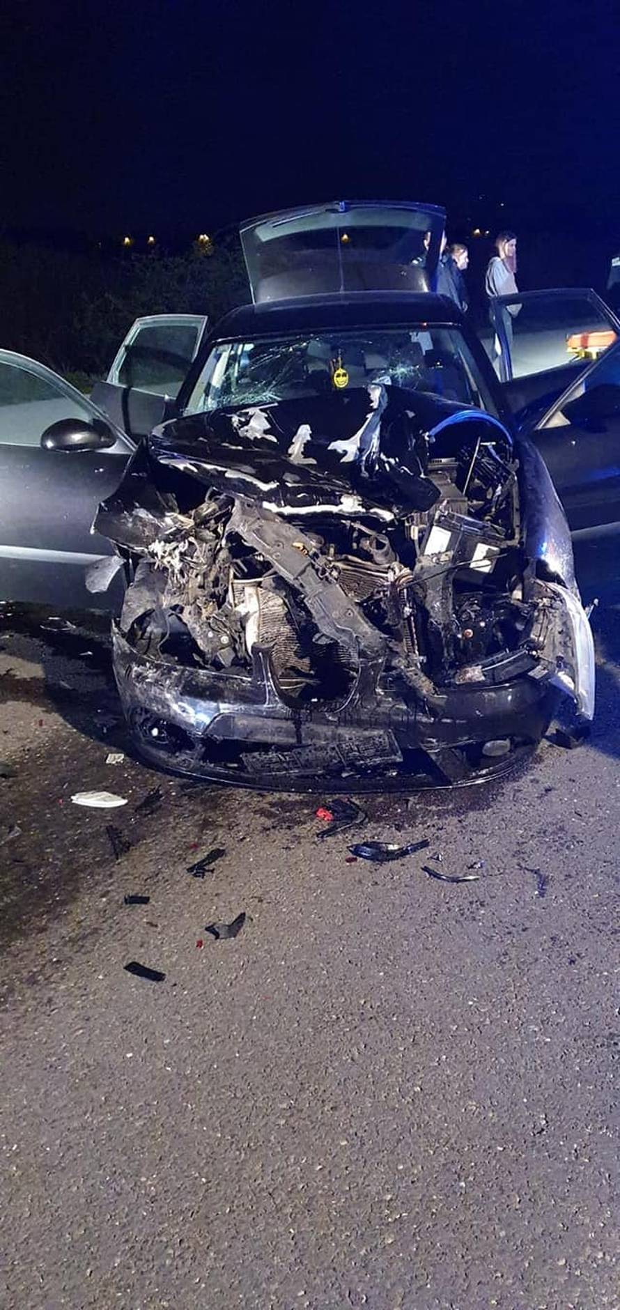 Pijan zaustavio auto u desnoj traci pa Seat naletio na njega: Teško ozlijeđena djevojka (20)