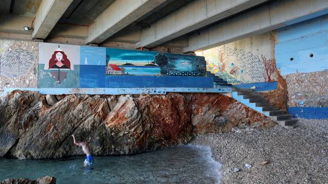 Skrivena plaža u Rogaču na Šolti ujedno je i pravo umjetničko djelo