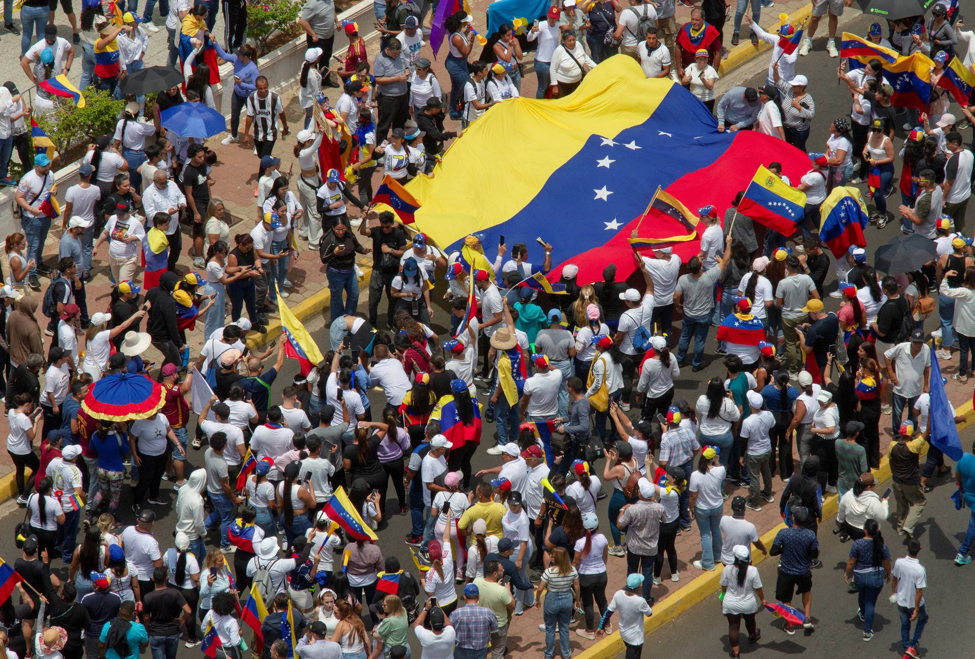 Anti-Maduro protests spread as Venezuelan opposition says he stole vote, in Maracaibo