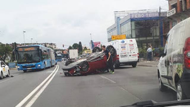 Sudar u Sesvetama: 'Vozač je sam izašao iz prevrnutog auta'