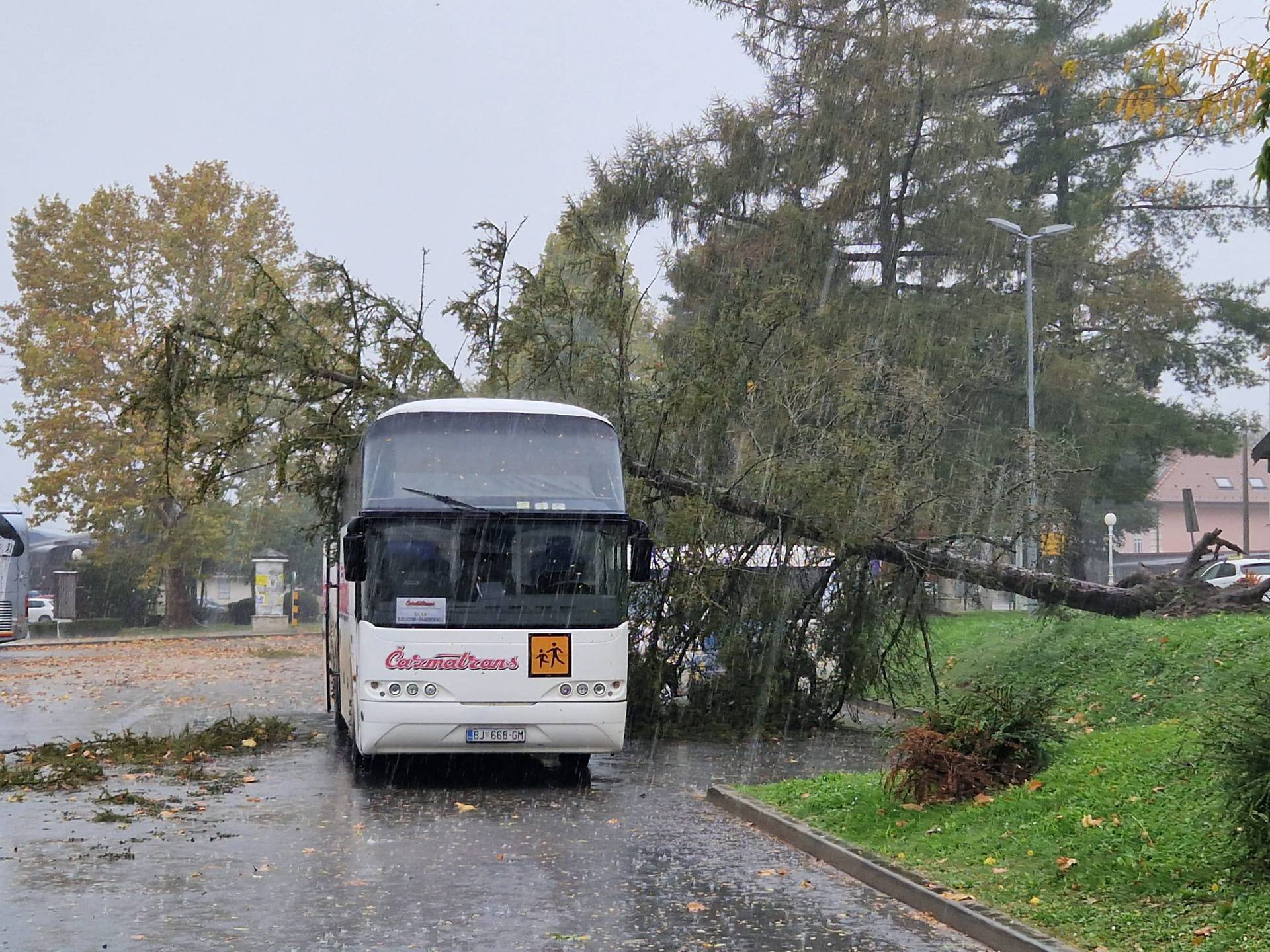 Kaos zbog nevremena: Kolona na obilaznici u Zagrebu 8 km, vjetar srušio stablo na autobus
