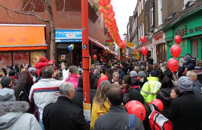 Slavili Kinesku novu godinu sa zmajevima u centru Londona