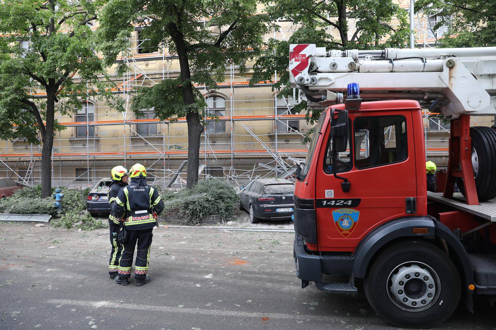 Zagreb: Skela i dio zgrade urušili se na automobile u Klaićevoj ulici