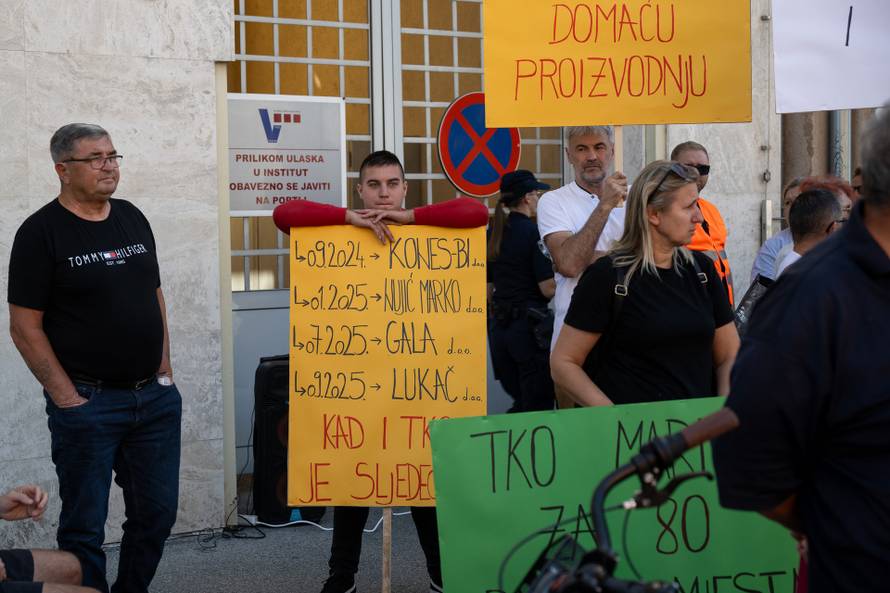 Zagreb: Lukač peradarstvo prosvjeduje zbog toga što moraju ubiti 170.000 kokoši