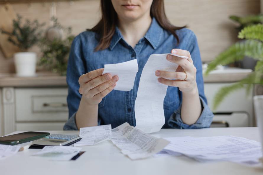 Woman,Pays,Bills,And,Utilities,,Counts,The,Amount,Of,Expenses