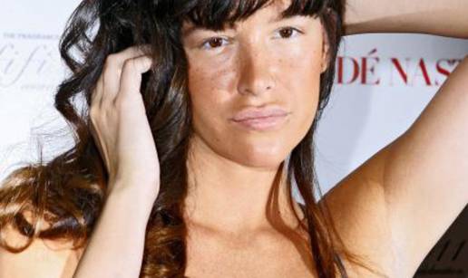 Paz de la Huerta tukla se vani s prijateljicom,izbacili ih iz kafića