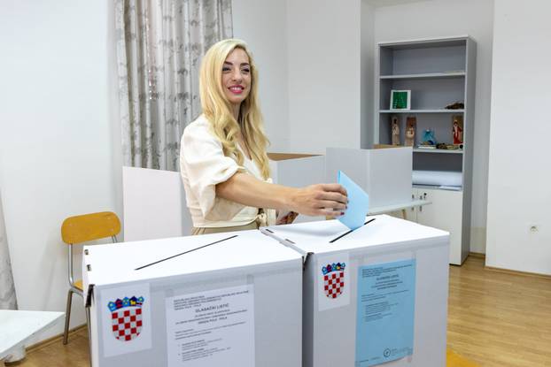 Pula: Kandidatkinja za istarsku županicu Sanja Radolović glasovala u drugom krugu lokalnih izbora