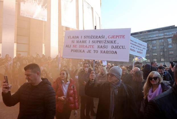 Zagreb: Okupljanje prosvjednika protiv COVID potvrda na Trgu žrtava fašizma