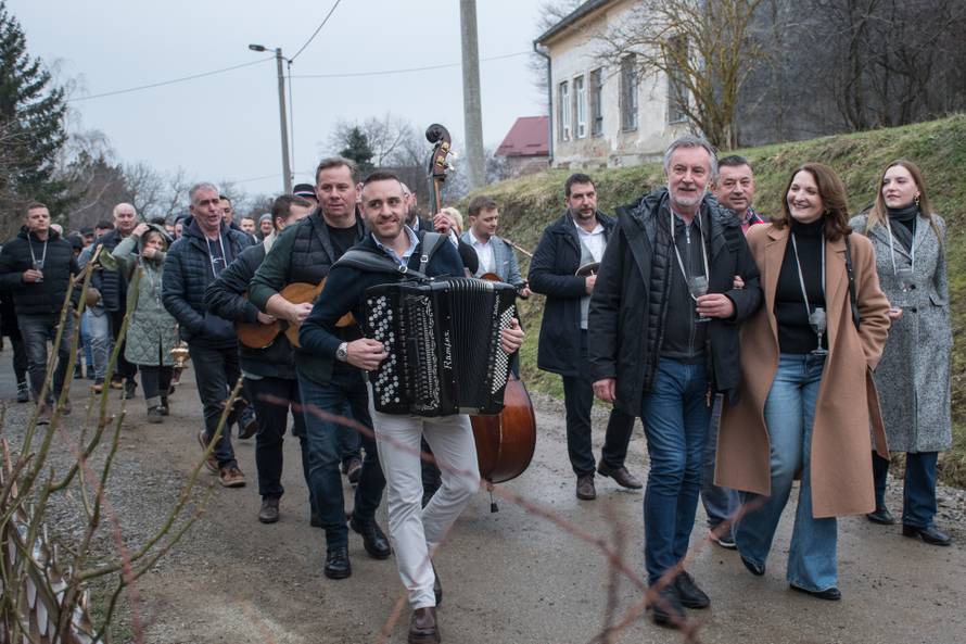 Škoro blagoslovio vinograd pa je počastio selo kobasicama, kulenom, slaninom i pjesmom