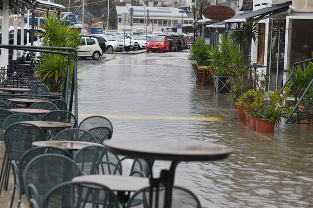 Šibenik: Velika plima ponovo poplavila prometnicu i  kafi?e u centru grada