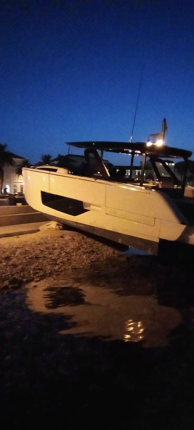 FOTO Punom brzinom udario u obalu?! Brod se nasukao u luci u Splitu: 'Buka je izazvala paniku'