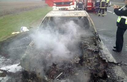 Kratak spoj zapalio Mercedes na autocesti kraj N. Gradiške