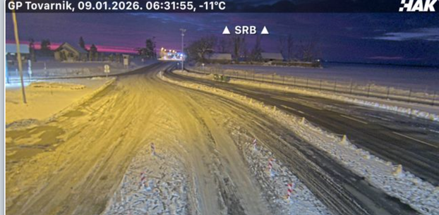 FOTO Snijeg, led i debeli minusi: Pogledajte stanje na cestama, u Lici i Dalmaciji pada snijeg