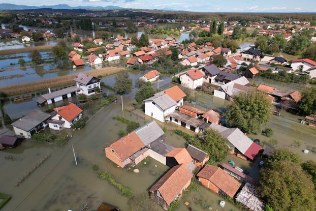 Pogled iz zraka na poplavljeno mjesto  Brodarci kod Karlovca 