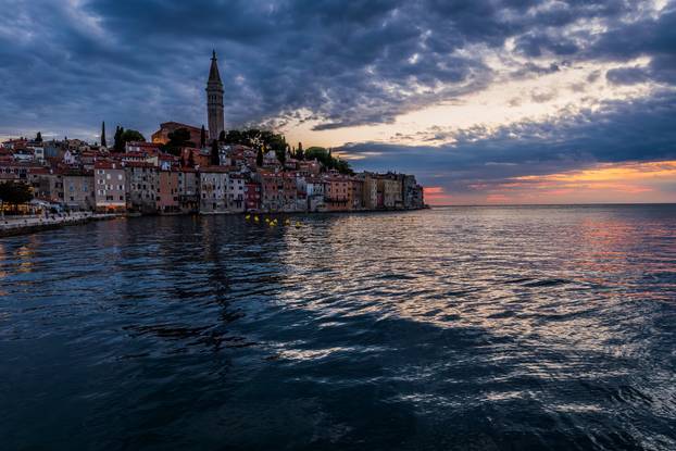 Gradske fotografije u sumrak grada Rovinja