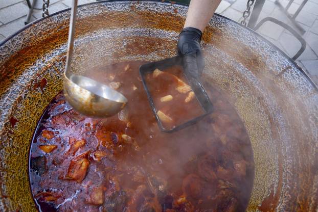 Osijek: Tradicionalna podjela blagdanskog fiš paprikaša na Trgu Svetog Trojstva