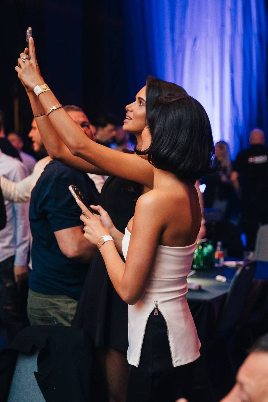 Spektakl za pamćenje – Aca Lukas i Mira Škorić zapalili Globus na Velesajmu!