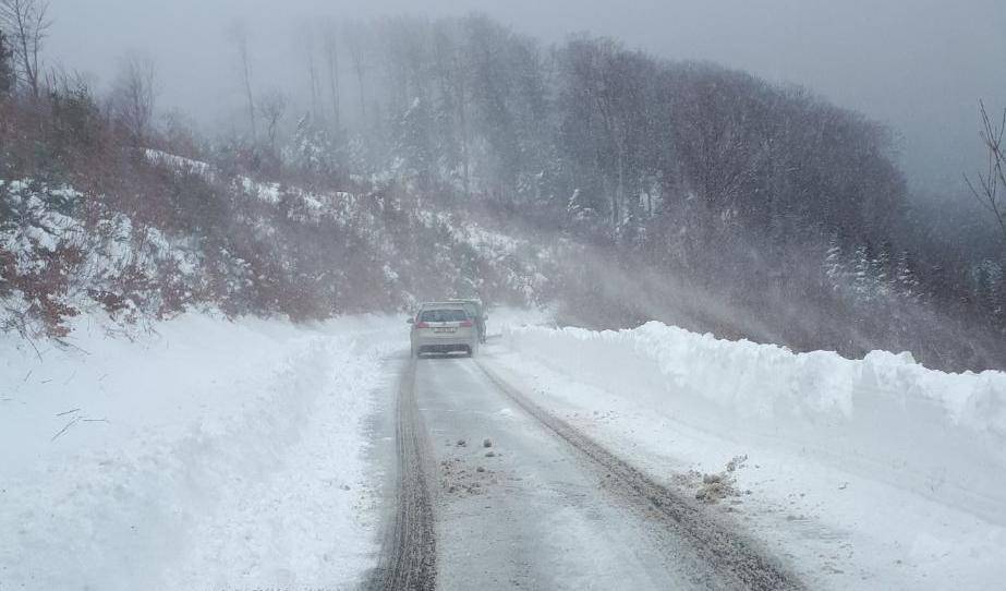 Snijeg otežava vožnju: Olujni vjetar zatvorio autocestu A1