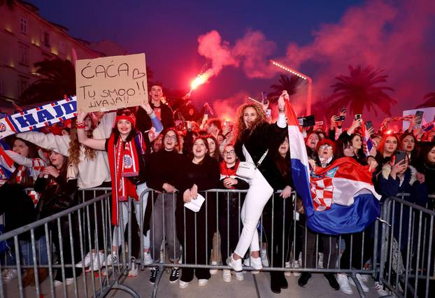 Split: Bakljada navijača na rivi povodom dolaska Vatrenih