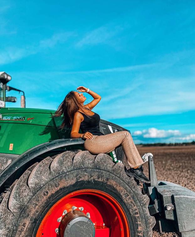 FOTO Vruća farmerica: Vozim traktor i radim teške poslove, ali uvijek u top kombinacijama
