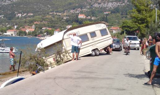 Naglo skrenuo: Kamp prikolica se otkvačila i kliznula na plažu