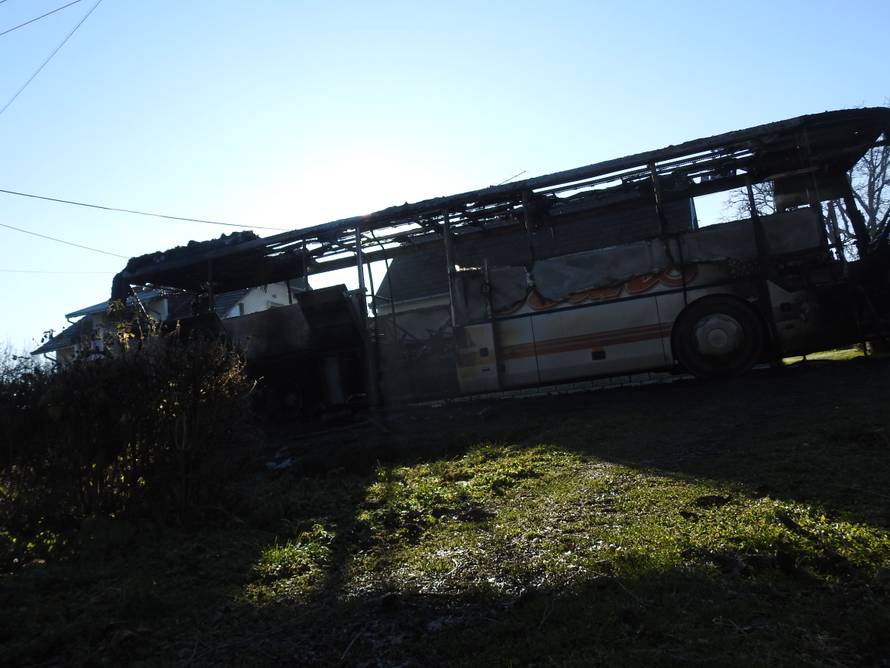 Video: 'Brzo, svi van!' Izgorio školski autobus kod Garešnice