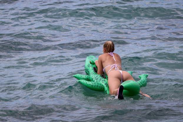 Zadar: Velik broj kupa&ccaron;a na pla&zcaron;i Kolovare