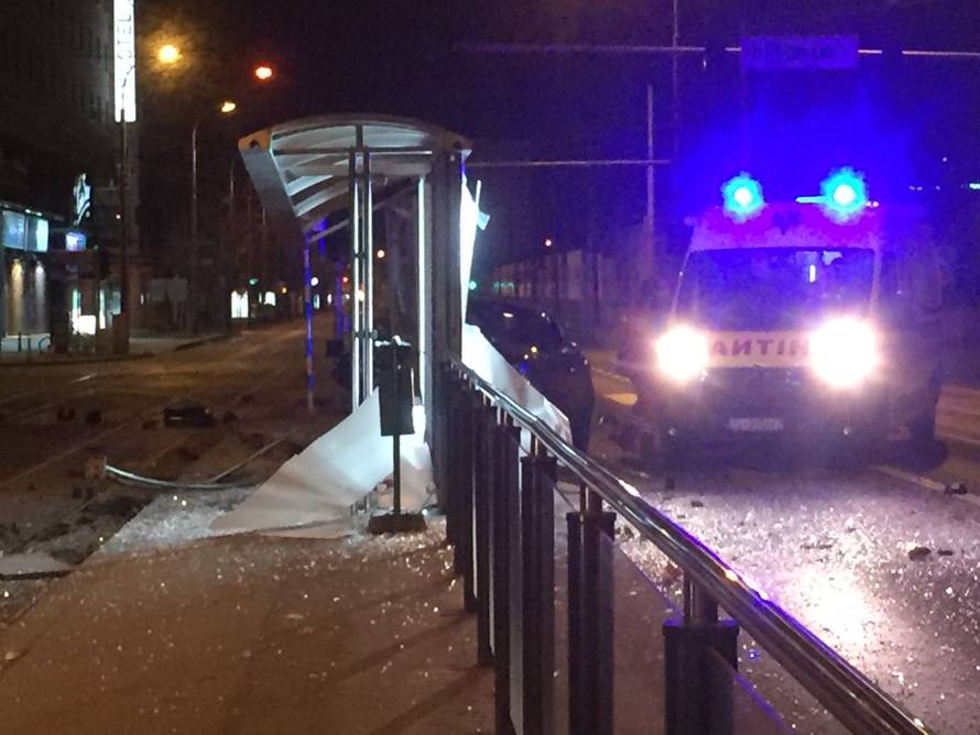 Pijani vozač Alfom je pokupio semafor pa se zabio u stanicu