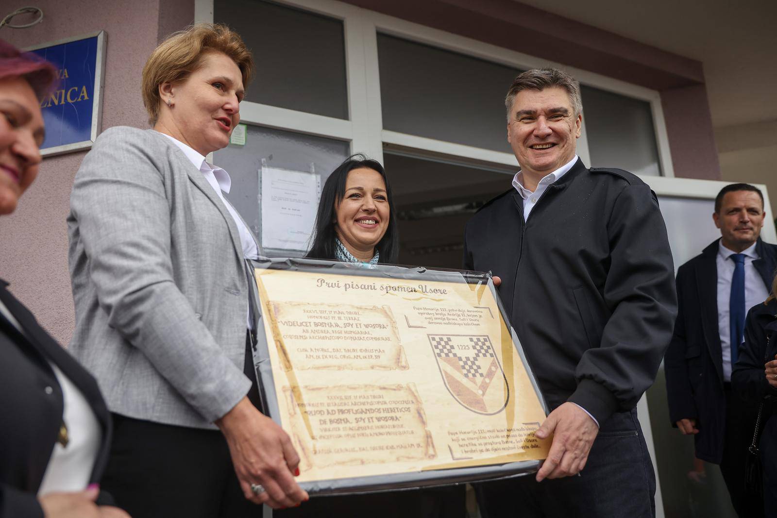 Predsjednik  Milanović dobio  poklon i člansku karticu Opće Biblioteke u Usori