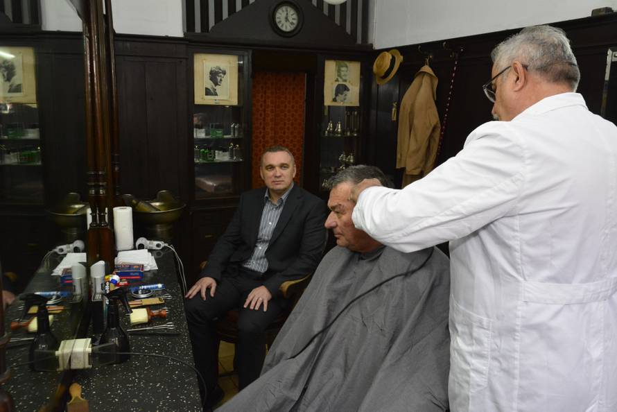 Najstarija brijačnica u Slavoniji ponovno je otvorila svoja vrata