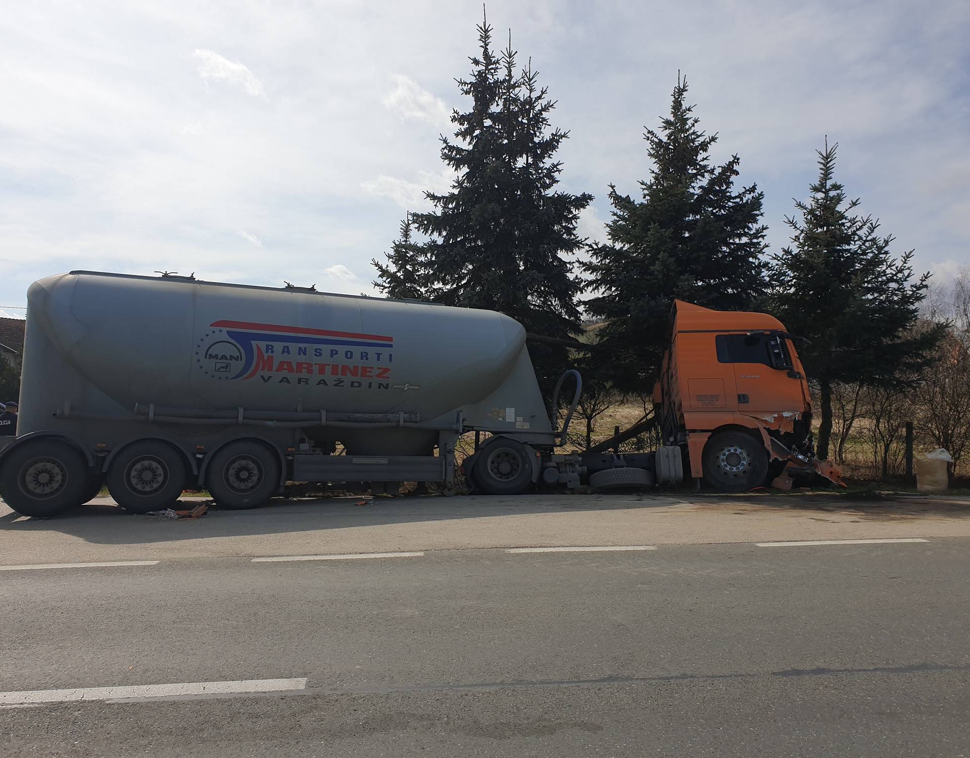 U naletu kamiona na traktor kod Koprivnice ozlijeđena žena