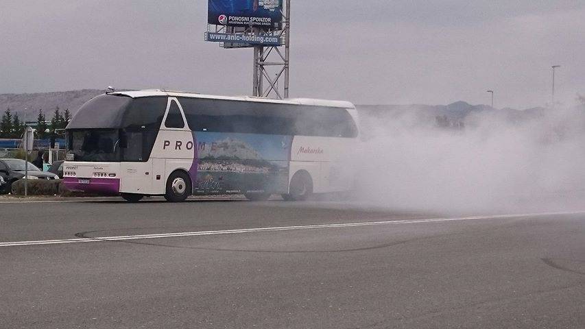 Dimilo se iz motora: Na cesti kod Dugopolja planuo autobus