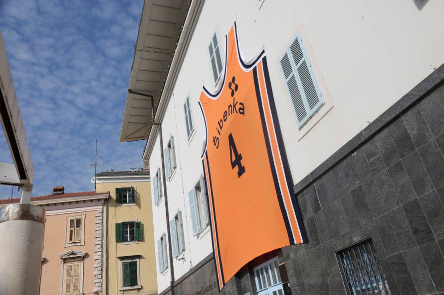 Povodom roÄendana DraÅ¾ena PetroviÄa na zgradu gradske uprave postaljen njegov veliki dres