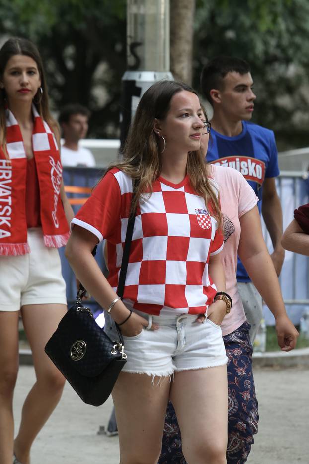 Split: Navijaci u fan zoni prate utakmicu Hrvatska - Argentina