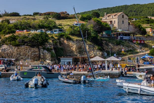 Biševo: Potopljena jedrilica u uvali Mezoporat koja danima smeta iskracju posjetitelja Modre Splilje