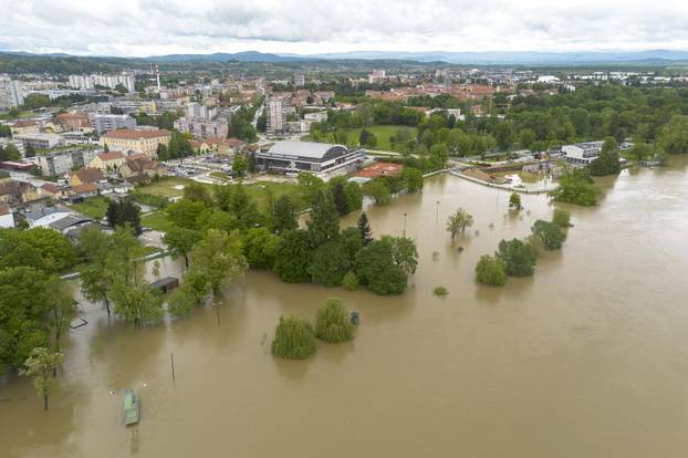 Karlovac: Pogled iz zraka na rijeku Koranu koja se izlila iz svog korita