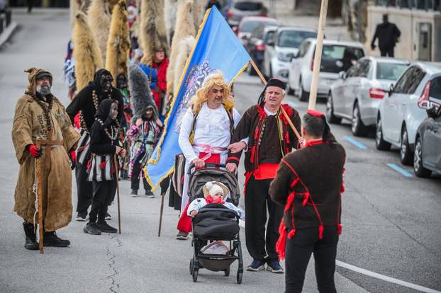 Šarena povorka maskiranih skupina u Splitu