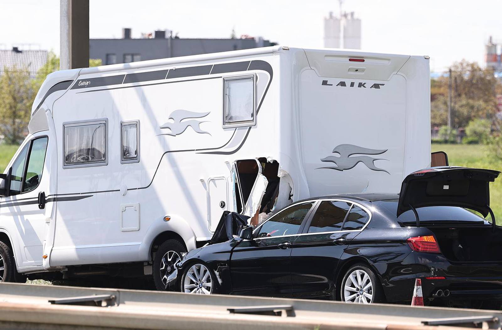 Zagreb: Automobil podletio pod kamper kod čvora Lučko