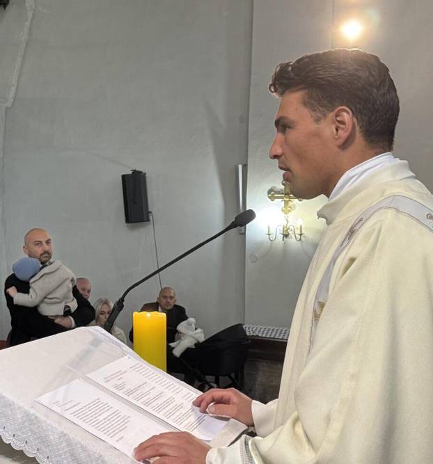 FOTO Ovi svećenici 'zapalili' su internet! Na listi su i Hrvati, žene im pišu da su najzgodniji...