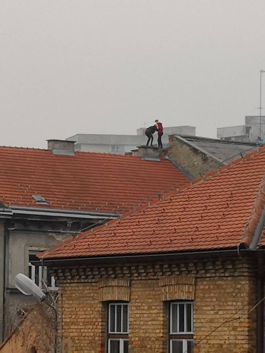 Jeste li vi normalni? Popeli su se na krov pa snimali selfije...
