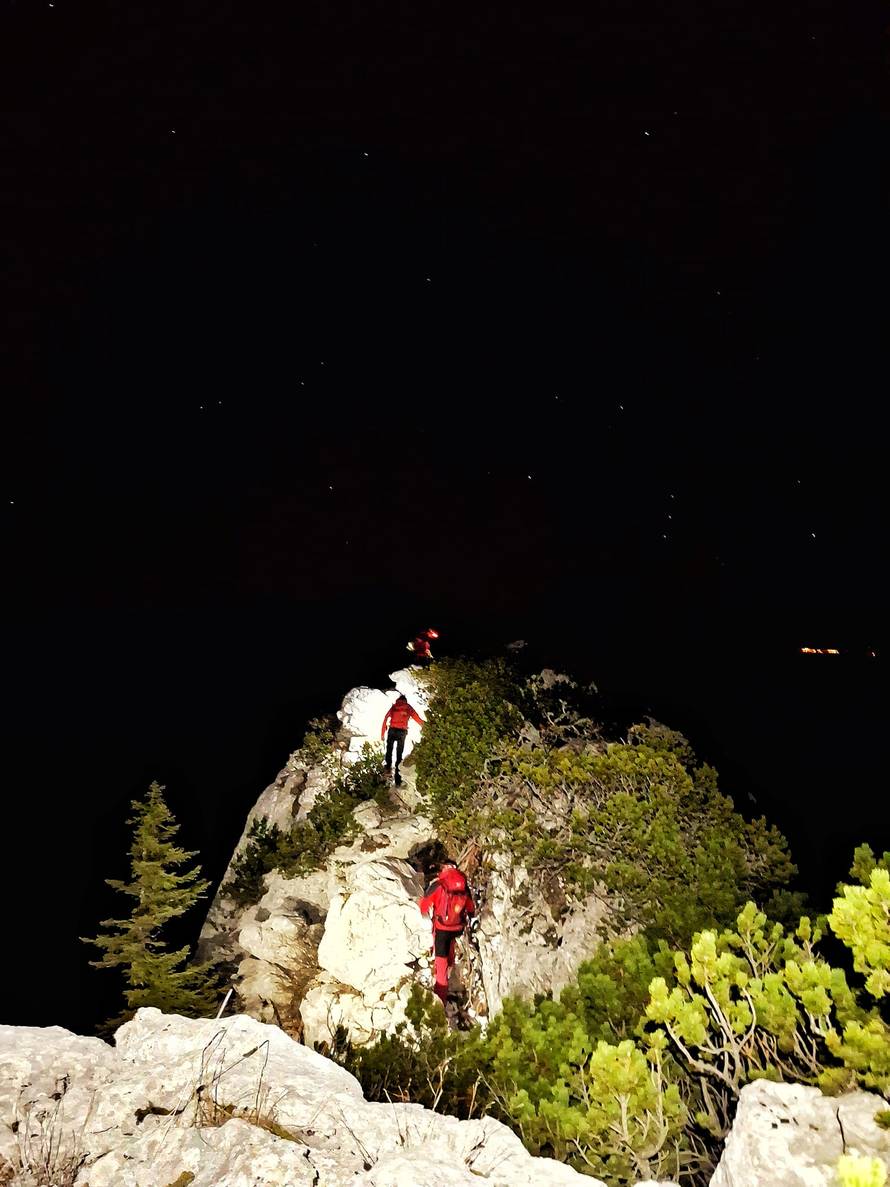 FOTO HGSS spašavao dvoje planinara na Velebitu: Krenuli 'izbrisanom stazom'  i izgubili se