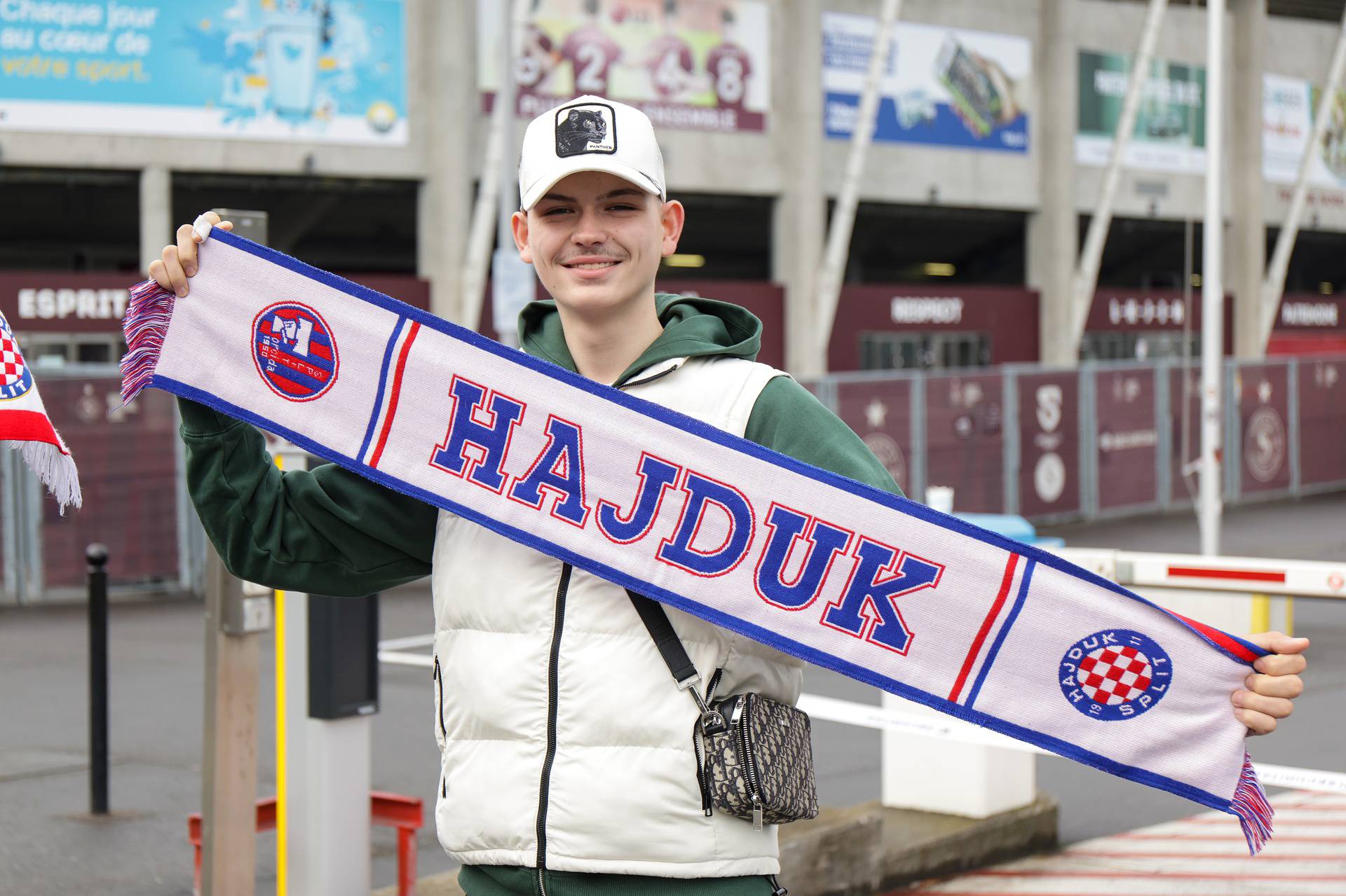 Navijači Hajduka skupljaju se ispred ženevskog stadiona uoči polufinalnog ogleda juniora Hajduka i Milana