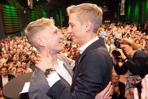 Dominik Krause, GR&Uuml;NE, neuer M&uuml;chner Oberb&uuml;rgermeister, mit seinem Freund Sebastian M&uuml;ller, nach seinem Wahlsieg in der OB-Stichwahl, GR&Uuml;NEN-Wahlparty, Muffathalle, abends, M&uuml;nchen, 22. M&auml;rz 2026